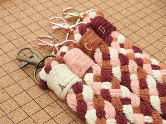 Geflochtener Anhänger "Rosa"