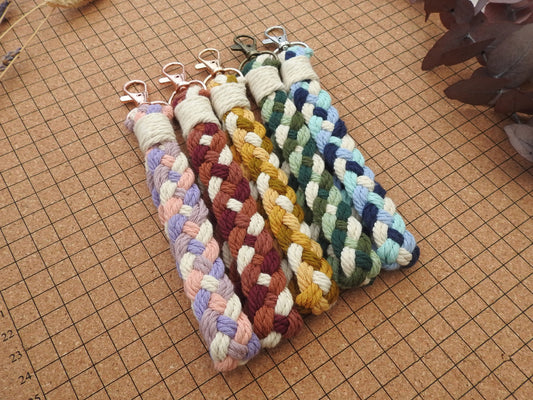 Geflochtener Anhänger "Bunt"