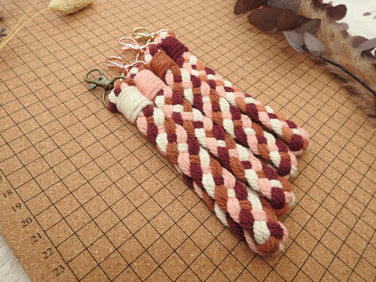 Geflochtener Anhänger "Rosa"