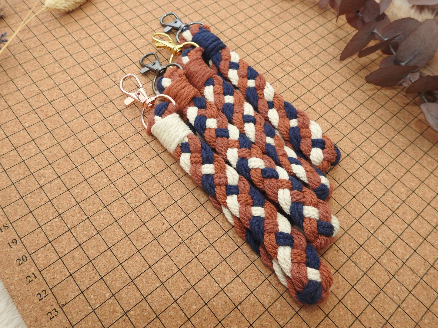 Geflochtener Anhänger "Rot"