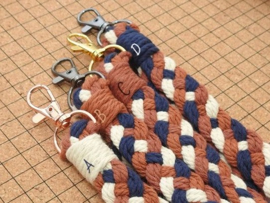 Geflochtener Anhänger "Rot"