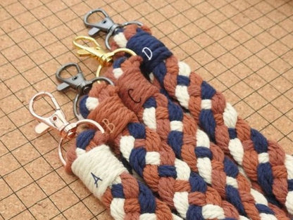 Geflochtener Anhänger "Rot"